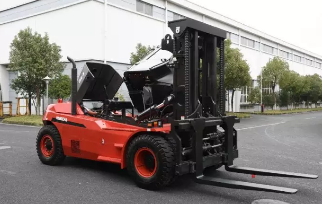 【大噸位】杭叉新款X系列16噸重裝叉車交付某企業(yè)！