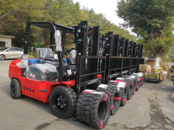 叉車?yán)系每?？不同階段的叉車保養(yǎng)你要注意！