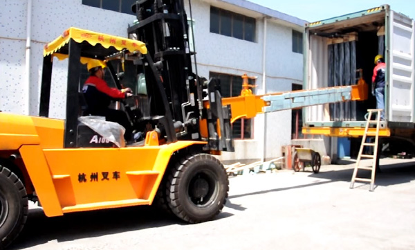 玻璃行業(yè)，杭州叉車串桿屬具卸貨實拍案例