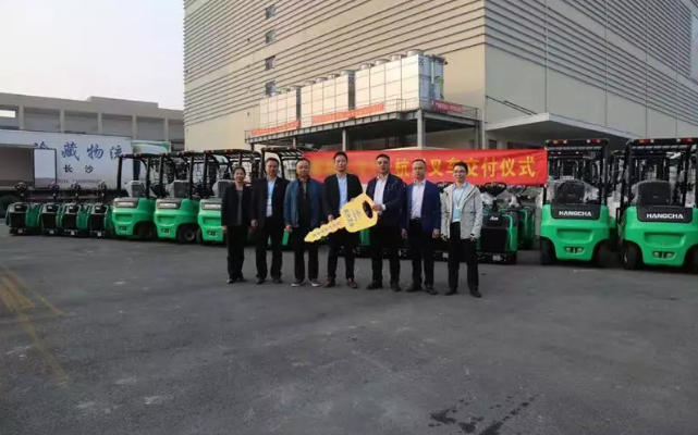 【強(qiáng)勢(shì)】杭叉集團(tuán)交付湖南某大型冷庫58臺(tái)鋰電池叉車！