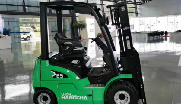 電動(dòng)叉車買鋰電的還是鉛酸的？當(dāng)然是鋰電的！
