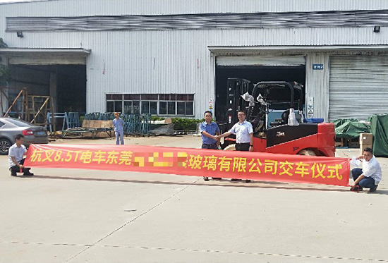 叉車(chē)搬運(yùn)玻璃？要輕拿輕放！